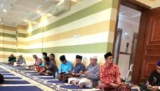 Para jamaah KBIHU Al-Hilal dan KBIHU Miftahul Qulub ikuti pemantapan armuzna oleh pembimbing haji KBIHU Al-Hilal Pamekasan K.H. Moh. Makmun (ISTIMEWA).