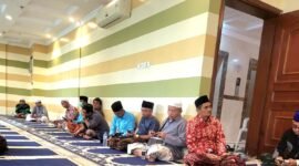 Para jamaah KBIHU Al-Hilal dan KBIHU Miftahul Qulub ikuti pemantapan armuzna oleh pembimbing haji KBIHU Al-Hilal Pamekasan K.H. Moh. Makmun (ISTIMEWA).