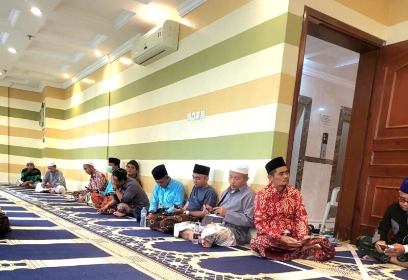 Para jamaah KBIHU Al-Hilal dan KBIHU Miftahul Qulub ikuti pemantapan armuzna oleh pembimbing haji KBIHU Al-Hilal Pamekasan K.H. Moh. Makmun (ISTIMEWA).