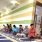Para jamaah KBIHU Al-Hilal dan KBIHU Miftahul Qulub ikuti pemantapan armuzna oleh pembimbing haji KBIHU Al-Hilal Pamekasan K.H. Moh. Makmun (ISTIMEWA).