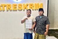 Korban dugaan penganiayaan, Ach Rizki Duwi Purnomo saat menunjukkan surat tanda terima laporan di polres Pamekasan. (KLIKMADURA)