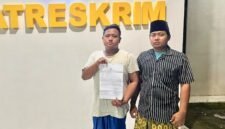 Korban dugaan penganiayaan, Ach Rizki Duwi Purnomo saat menunjukkan surat tanda terima laporan di polres Pamekasan. (KLIKMADURA)