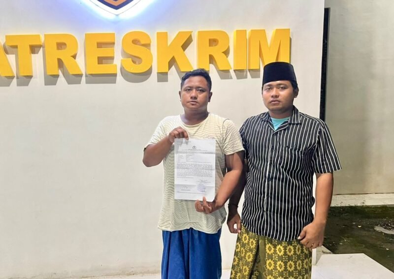 Korban dugaan penganiayaan, Ach Rizki Duwi Purnomo saat menunjukkan surat tanda terima laporan di polres Pamekasan. (KLIKMADURA)