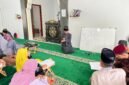 Guru ngaji penyandang disabilitas tunarungu, Mohtar Effendi, saat mengajar mengaji di Masjid Syekh Hasyim Asy’ari Kantor Kemenag Pamekasan. (LAILIYATUN NURIYAH/KLIK MADURA)