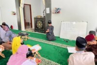 Guru ngaji penyandang disabilitas tunarungu, Mohtar Effendi, saat mengajar mengaji di Masjid Syekh Hasyim Asy’ari Kantor Kemenag Pamekasan. (LAILIYATUN NURIYAH/KLIK MADURA)