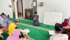 Guru ngaji penyandang disabilitas tunarungu, Mohtar Effendi, saat mengajar mengaji di Masjid Syekh Hasyim Asy’ari Kantor Kemenag Pamekasan. (LAILIYATUN NURIYAH/KLIK MADURA)