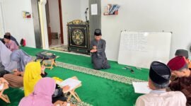 Guru ngaji penyandang disabilitas tunarungu, Mohtar Effendi, saat mengajar mengaji di Masjid Syekh Hasyim Asy’ari Kantor Kemenag Pamekasan. (LAILIYATUN NURIYAH/KLIK MADURA)