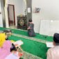 Guru ngaji penyandang disabilitas tunarungu, Mohtar Effendi, saat mengajar mengaji di Masjid Syekh Hasyim Asy’ari Kantor Kemenag Pamekasan. (LAILIYATUN NURIYAH/KLIK MADURA)