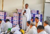 KH. Makmun saat memberikan khutbatul wukuf kepada para jemaah. (DOK. KLIKMADURA)