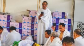 KH. Makmun saat memberikan khutbatul wukuf kepada para jemaah. (DOK. KLIKMADURA)
