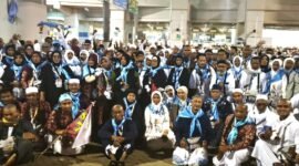 Jamaah KBIHU Al-Hilal Pamekasan foto bersama usai salat subuh di Jamarot (ISTIMEWA).