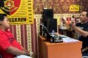 Tersangka curanmor saat diintrogasi oleh penyidik Polres Sampang. (ISTIMEWA)