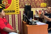 Tersangka curanmor saat diintrogasi oleh penyidik Polres Sampang. (ISTIMEWA)