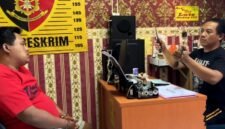 Tersangka curanmor saat diintrogasi oleh penyidik Polres Sampang. (ISTIMEWA)
