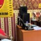 Tersangka curanmor saat diintrogasi oleh penyidik Polres Sampang. (ISTIMEWA)