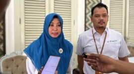 Kepala BPJS Kesehatan Cabang Pamekasan, Galih Anjung Sari saat diwawancara sejumlah media di pendopo ronggosukowati Pamekasan. (MOHAMMAD IQBALUL KHAVEI MZ / KLIKMADURA)