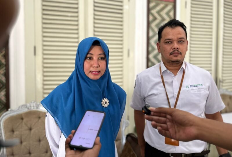 Kepala BPJS Kesehatan Cabang Pamekasan, Galih Anjung Sari saat diwawancara sejumlah media di pendopo ronggosukowati Pamekasan. (MOHAMMAD IQBALUL KHAVEI MZ / KLIKMADURA)