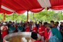 Bupati Pamekasan, KH. Kholilurrahman bersama Inul Daratista dan masyarakat menyaksikan masak besar di Festival Berkah Royco. (KLIKMADURA)
