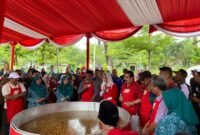 Bupati Pamekasan, KH. Kholilurrahman bersama Inul Daratista dan masyarakat menyaksikan masak besar di Festival Berkah Royco. (KLIKMADURA)