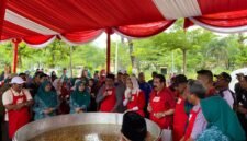 Bupati Pamekasan, KH. Kholilurrahman bersama Inul Daratista dan masyarakat menyaksikan masak besar di Festival Berkah Royco. (KLIKMADURA)