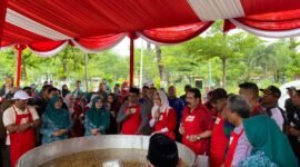 Bupati Pamekasan, KH. Kholilurrahman bersama Inul Daratista dan masyarakat menyaksikan masak besar di Festival Berkah Royco. (KLIKMADURA)