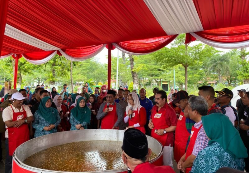 Bupati Pamekasan, KH. Kholilurrahman bersama Inul Daratista dan masyarakat menyaksikan masak besar di Festival Berkah Royco. (KLIKMADURA)