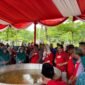 Bupati Pamekasan, KH. Kholilurrahman bersama Inul Daratista dan masyarakat menyaksikan masak besar di Festival Berkah Royco. (KLIKMADURA)