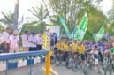 Sekda Kabupaten Pamekasan Taufikurrahman didampingi Rektor Unira Gazali bersama jajaran rektorat melepas ribuan peserta fun bike (LAILIYATUN NURIYAH/KLIK MADURA).