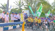 Sekda Kabupaten Pamekasan Taufikurrahman didampingi Rektor Unira Gazali bersama jajaran rektorat melepas ribuan peserta fun bike (LAILIYATUN NURIYAH/KLIK MADURA).