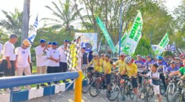 Sekda Kabupaten Pamekasan Taufikurrahman didampingi Rektor Unira Gazali bersama jajaran rektorat melepas ribuan peserta fun bike (LAILIYATUN NURIYAH/KLIK MADURA).