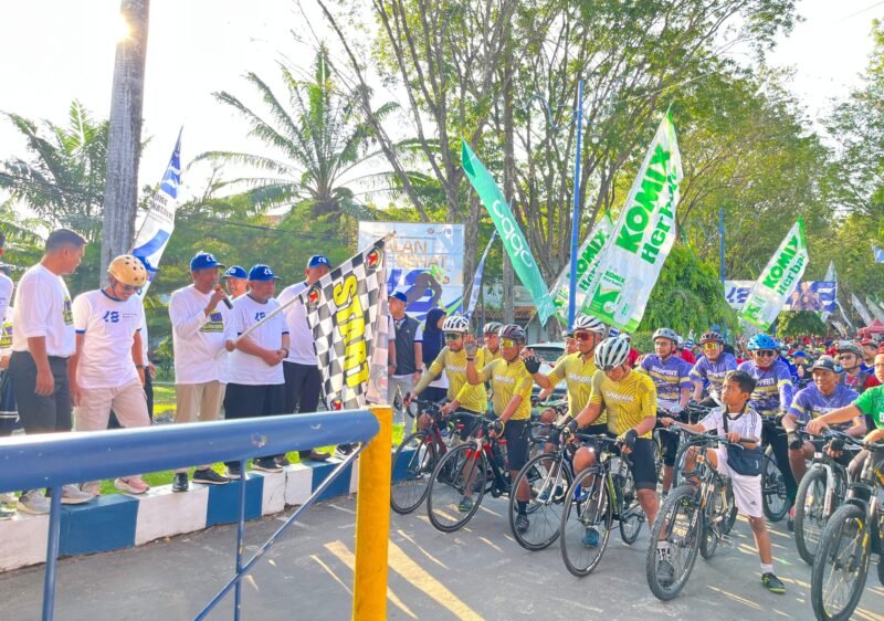 Sekda Kabupaten Pamekasan Taufikurrahman didampingi Rektor Unira Gazali bersama jajaran rektorat melepas ribuan peserta fun bike (LAILIYATUN NURIYAH/KLIK MADURA).