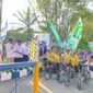 Sekda Kabupaten Pamekasan Taufikurrahman didampingi Rektor Unira Gazali bersama jajaran rektorat melepas ribuan peserta fun bike (LAILIYATUN NURIYAH/KLIK MADURA).