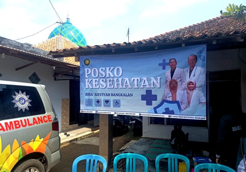 Sejumlah tenaga medis beraktivitas di Posko Kesehatan RSIA Aisyiyah Bangkalan. (NUR FITRIA / KLIKMADURA)