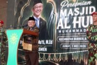 Menteri Pendidikan Dasar dan Menengah RI, Abdul Mu’ti saat meresmikan Masjid Al-Huda, Burneh, Bangkalan. (NUR FITRIA / KLIKMADURA)