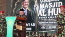 Menteri Pendidikan Dasar dan Menengah RI, Abdul Mu’ti saat meresmikan Masjid Al-Huda, Burneh, Bangkalan. (NUR FITRIA / KLIKMADURA)