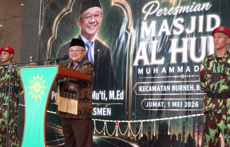 Menteri Pendidikan Dasar dan Menengah RI, Abdul Mu’ti saat meresmikan Masjid Al-Huda, Burneh, Bangkalan. (NUR FITRIA / KLIKMADURA)