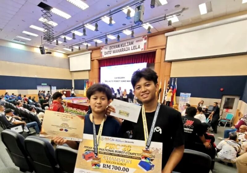 Tim robot Universitas Trunojoyo Madura (UTM) berpose usai berhasil merebut gelar juara dalam ajang Perak International Robotic Competition 2026 (PIRC’26).