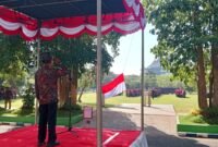 Rektor UTM, Prof. Dr. Safi’, S.H., M.H., saat memimpin upacara memperingati Hardiknas 2026. (NUR FITRIA / KLIKMADURA)