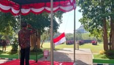 Rektor UTM, Prof. Dr. Safi’, S.H., M.H., saat memimpin upacara memperingati Hardiknas 2026. (NUR FITRIA / KLIKMADURA)