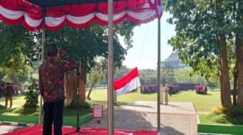 Rektor UTM, Prof. Dr. Safi’, S.H., M.H., saat memimpin upacara memperingati Hardiknas 2026. (NUR FITRIA / KLIKMADURA)