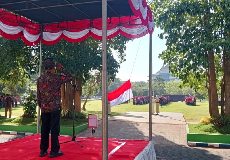 Rektor UTM, Prof. Dr. Safi’, S.H., M.H., saat memimpin upacara memperingati Hardiknas 2026. (NUR FITRIA / KLIKMADURA)