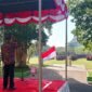 Rektor UTM, Prof. Dr. Safi’, S.H., M.H., saat memimpin upacara memperingati Hardiknas 2026. (NUR FITRIA / KLIKMADURA)