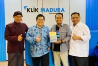 Pemred Klik Madura, Prengki Wirananda menyerahkan buku Merajut Mimpi Madura Provinsi kepada Prof. Rozaki didampingi Anggota DPRD Jatim, Abrari Alzael (pakai blangkon) dan Wakil Ketua DPRD Pamakasan, Ismail di Kantor Pusat Klik Madura. (ISTIMEWA)