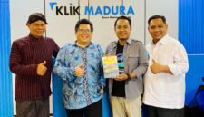 Pemred Klik Madura, Prengki Wirananda menyerahkan buku Merajut Mimpi Madura Provinsi kepada Prof. Rozaki didampingi Anggota DPRD Jatim, Abrari Alzael (pakai blangkon) dan Wakil Ketua DPRD Pamakasan, Ismail di Kantor Pusat Klik Madura. (ISTIMEWA)