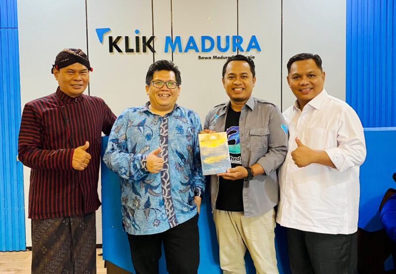 Pemred Klik Madura, Prengki Wirananda menyerahkan buku Merajut Mimpi Madura Provinsi kepada Prof. Rozaki didampingi Anggota DPRD Jatim, Abrari Alzael (pakai blangkon) dan Wakil Ketua DPRD Pamakasan, Ismail di Kantor Pusat Klik Madura. (ISTIMEWA)
