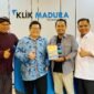 Pemred Klik Madura, Prengki Wirananda menyerahkan buku Merajut Mimpi Madura Provinsi kepada Prof. Rozaki didampingi Anggota DPRD Jatim, Abrari Alzael (pakai blangkon) dan Wakil Ketua DPRD Pamakasan, Ismail di Kantor Pusat Klik Madura. (ISTIMEWA)