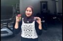 Warga menunjukkan produk Petis Sri Aya Bangkalan. (NUR FITRIA / KLIKMADURA)