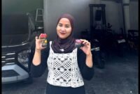 Warga menunjukkan produk Petis Sri Aya Bangkalan. (NUR FITRIA / KLIKMADURA)