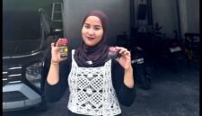 Warga menunjukkan produk Petis Sri Aya Bangkalan. (NUR FITRIA / KLIKMADURA)
