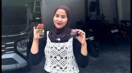 Warga menunjukkan produk Petis Sri Aya Bangkalan. (NUR FITRIA / KLIKMADURA)